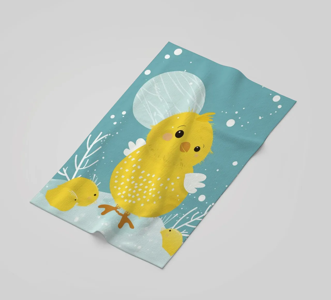 Piccolo pulcino giallo in una scena di neve telo mare da DesignDoodle
