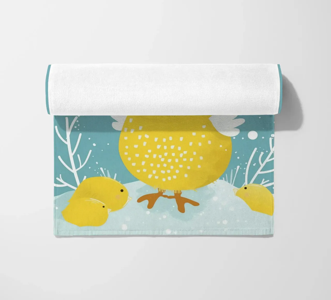 Piccolo pulcino giallo in una scena di neve telo mare da DesignDoodle