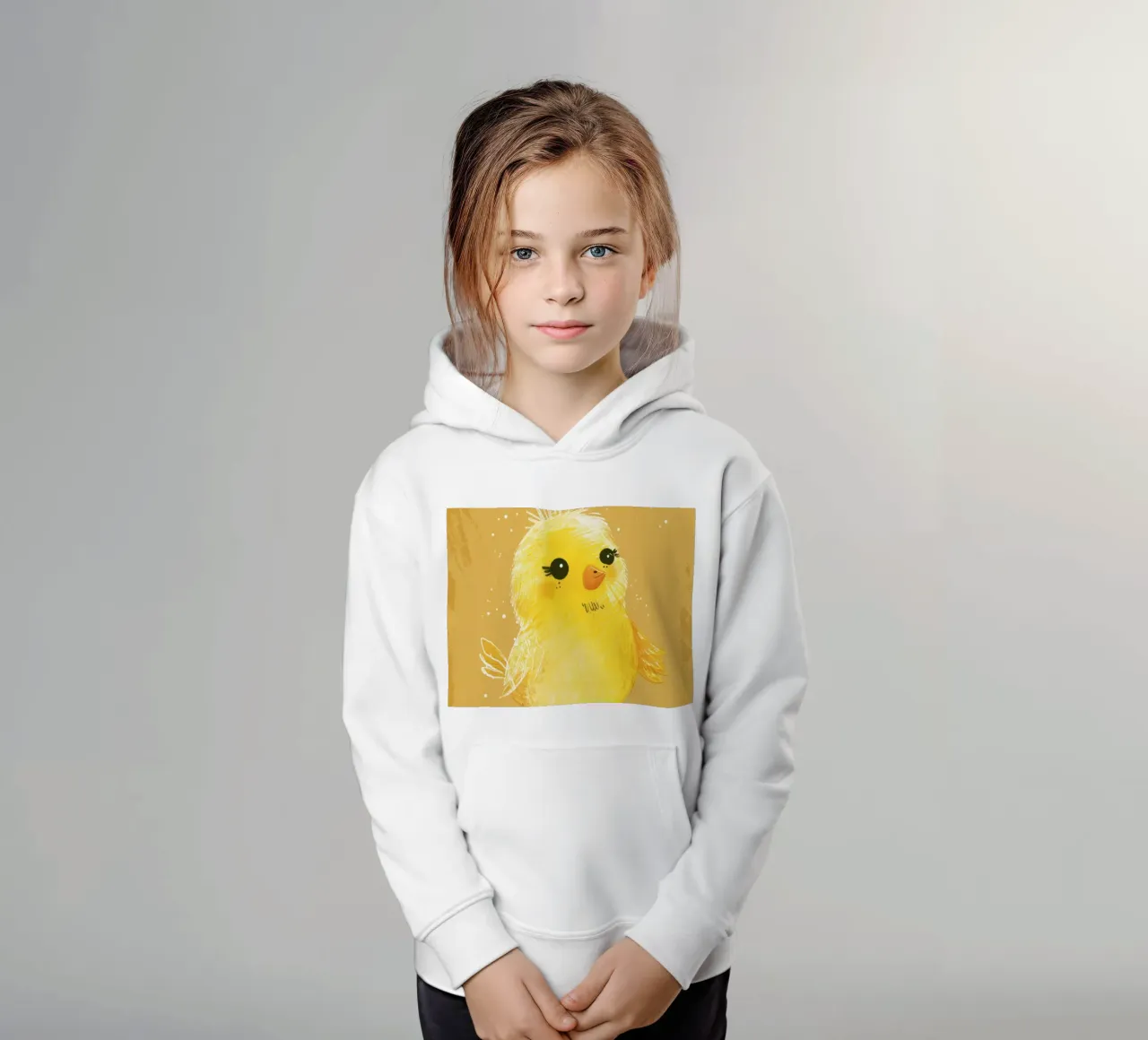 pulcino giallo e soffice, in piedi su un supporto artistico marrone chiaro. felpa bambino con cappuccio da DesignDoodle