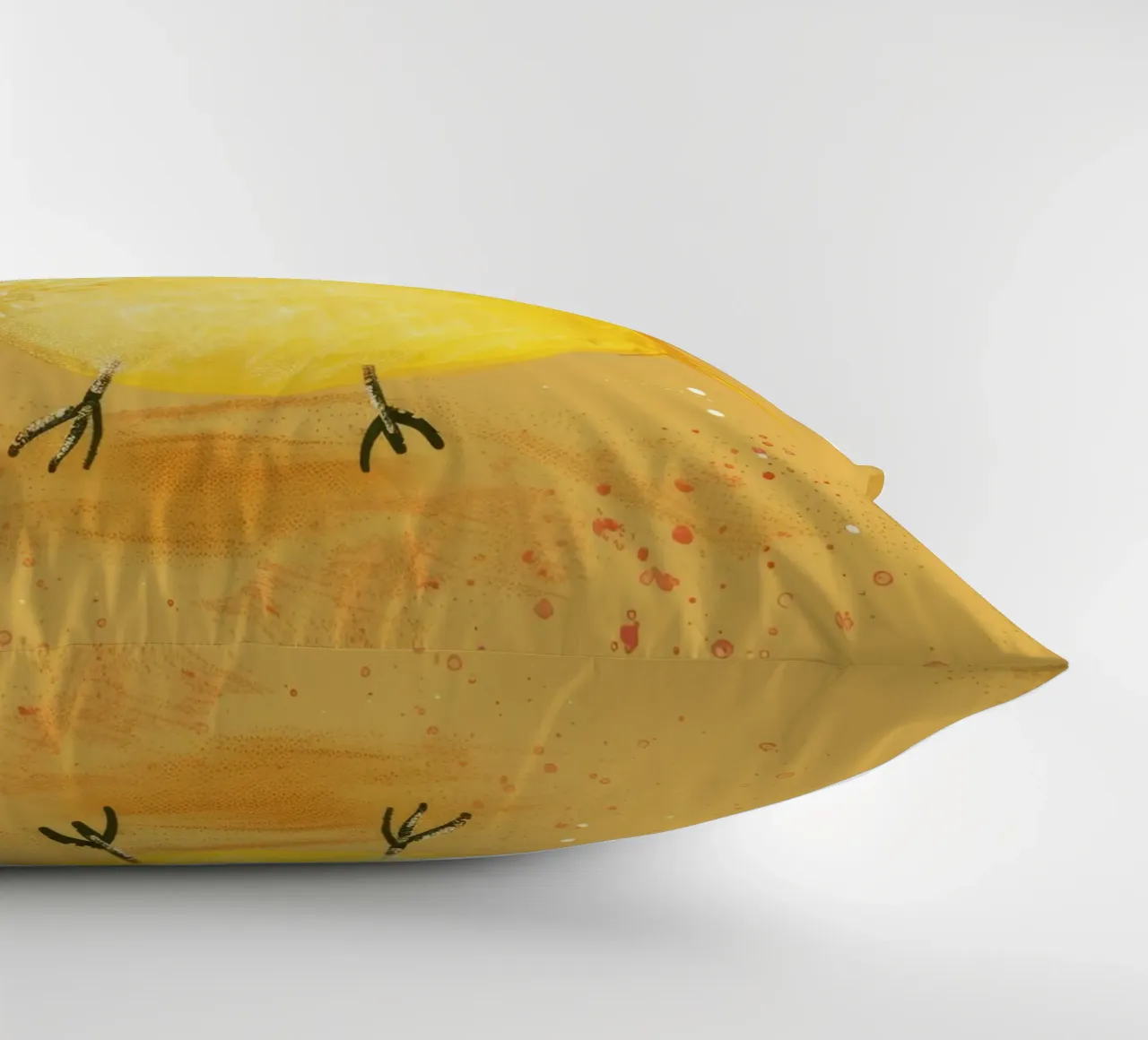 pulcino giallo e soffice, in piedi su un supporto artistico marrone chiaro. cuscino da DesignDoodle