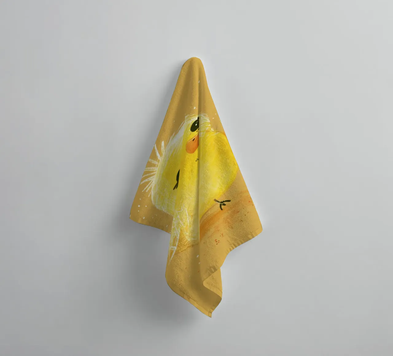poussin jaune duveteux, debout sur un support d'art texturé marron clair. serviette de bain de DesignDoodle