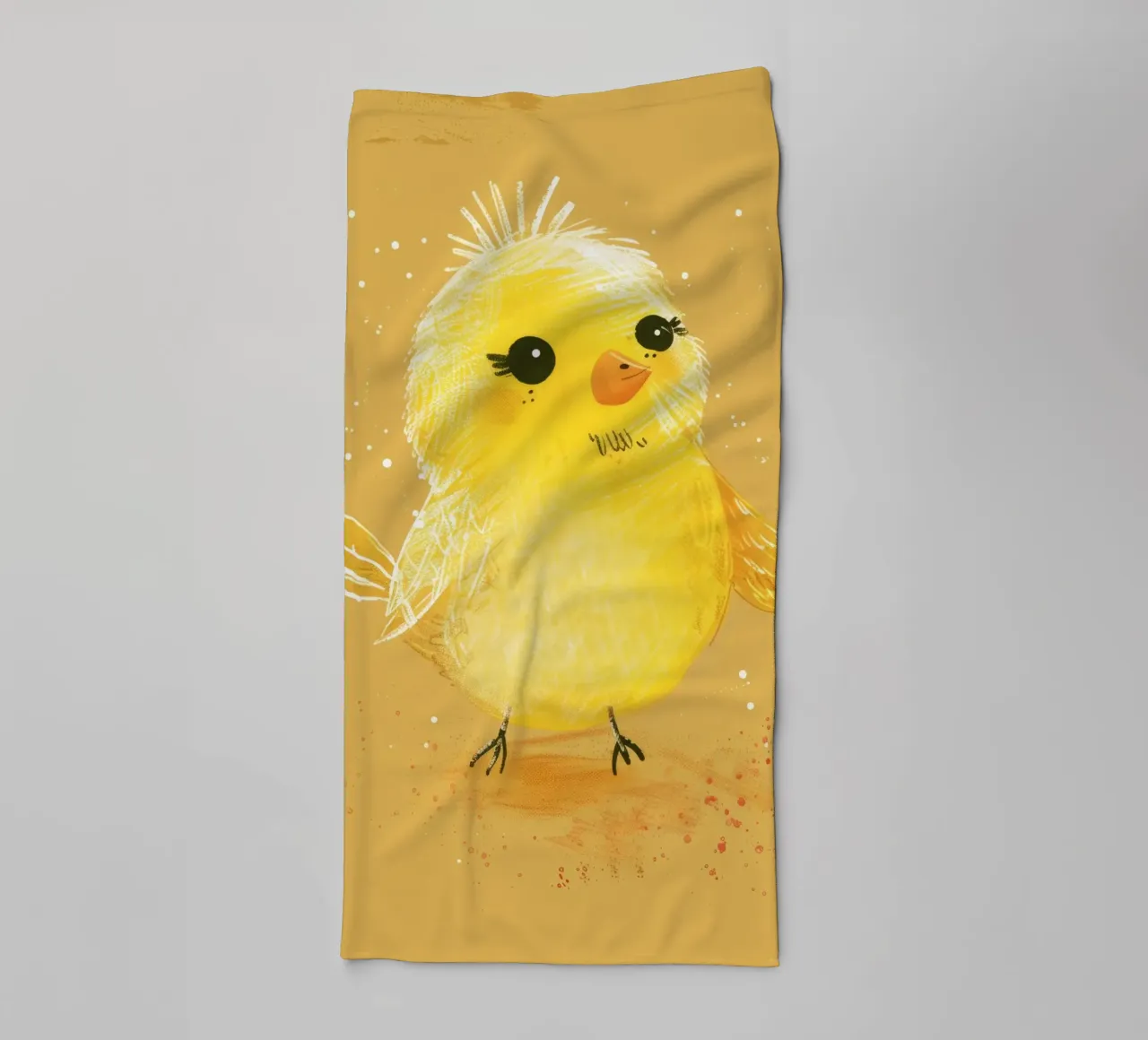 poussin jaune duveteux, debout sur un support d'art texturé marron clair. serviette de bain de DesignDoodle