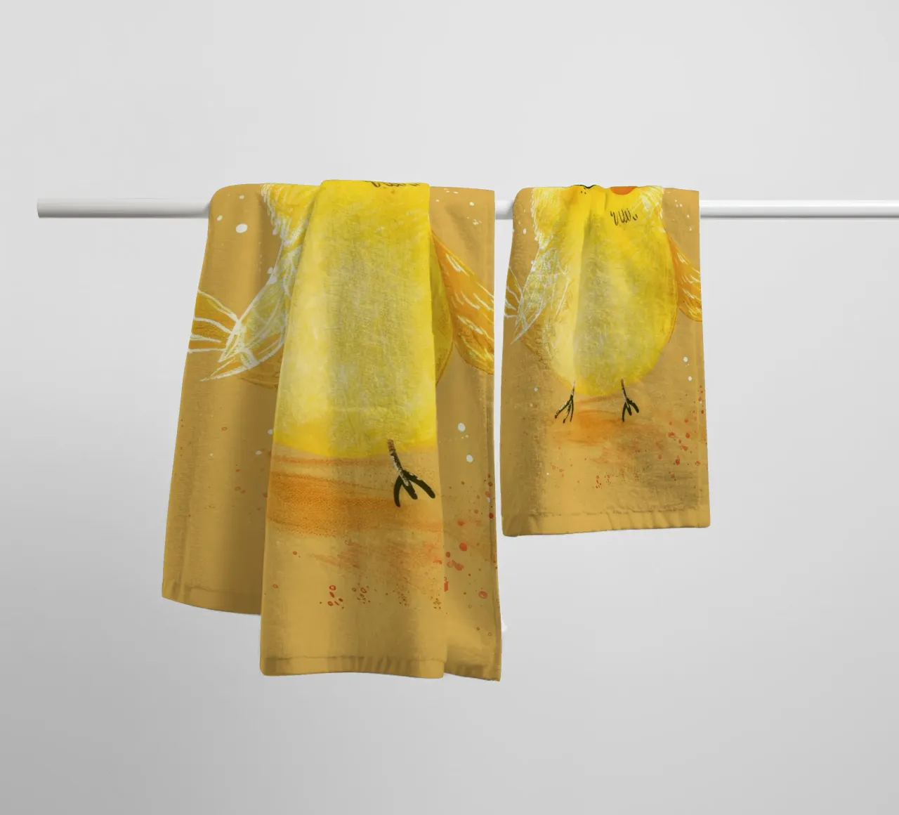 poussin jaune duveteux, debout sur un support d'art texturé marron clair. serviette de bain de DesignDoodle