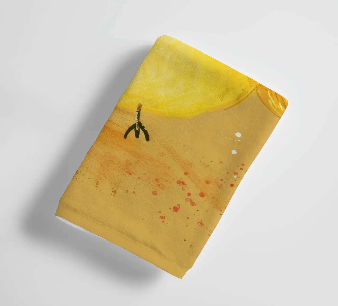 poussin jaune duveteux, debout sur un support d'art texturé marron clair. serviette de bain de DesignDoodle