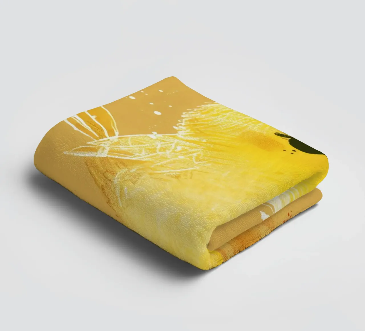 poussin jaune duveteux, debout sur un support d'art texturé marron clair. serviette de bain de DesignDoodle