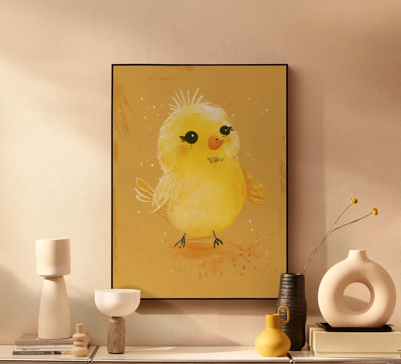 pulcino giallo e soffice, in piedi su un supporto artistico marrone chiaro. alluminio dibond da DesignDoodle