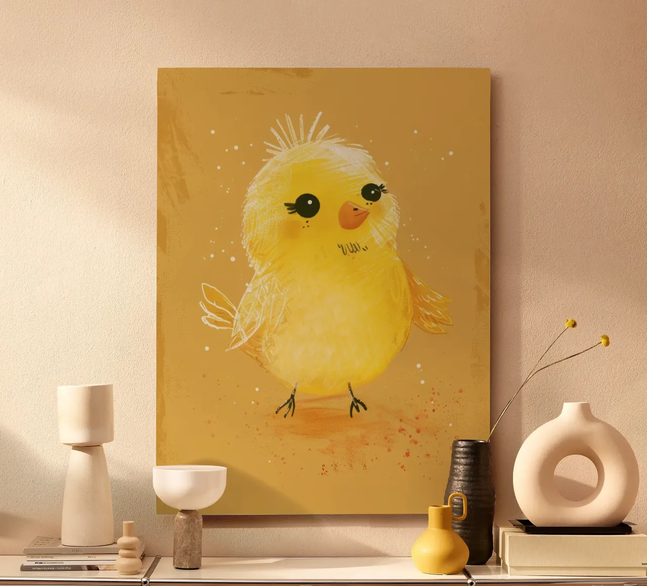 pulcino giallo e soffice, in piedi su un supporto artistico marrone chiaro. alluminio dibond da DesignDoodle