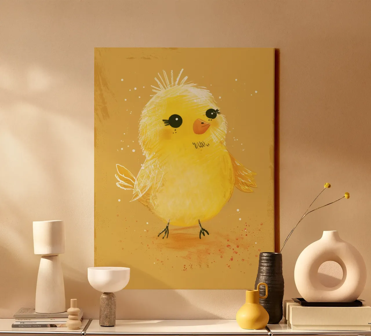 pulcino giallo e soffice, in piedi su un supporto artistico marrone chiaro. tela da DesignDoodle