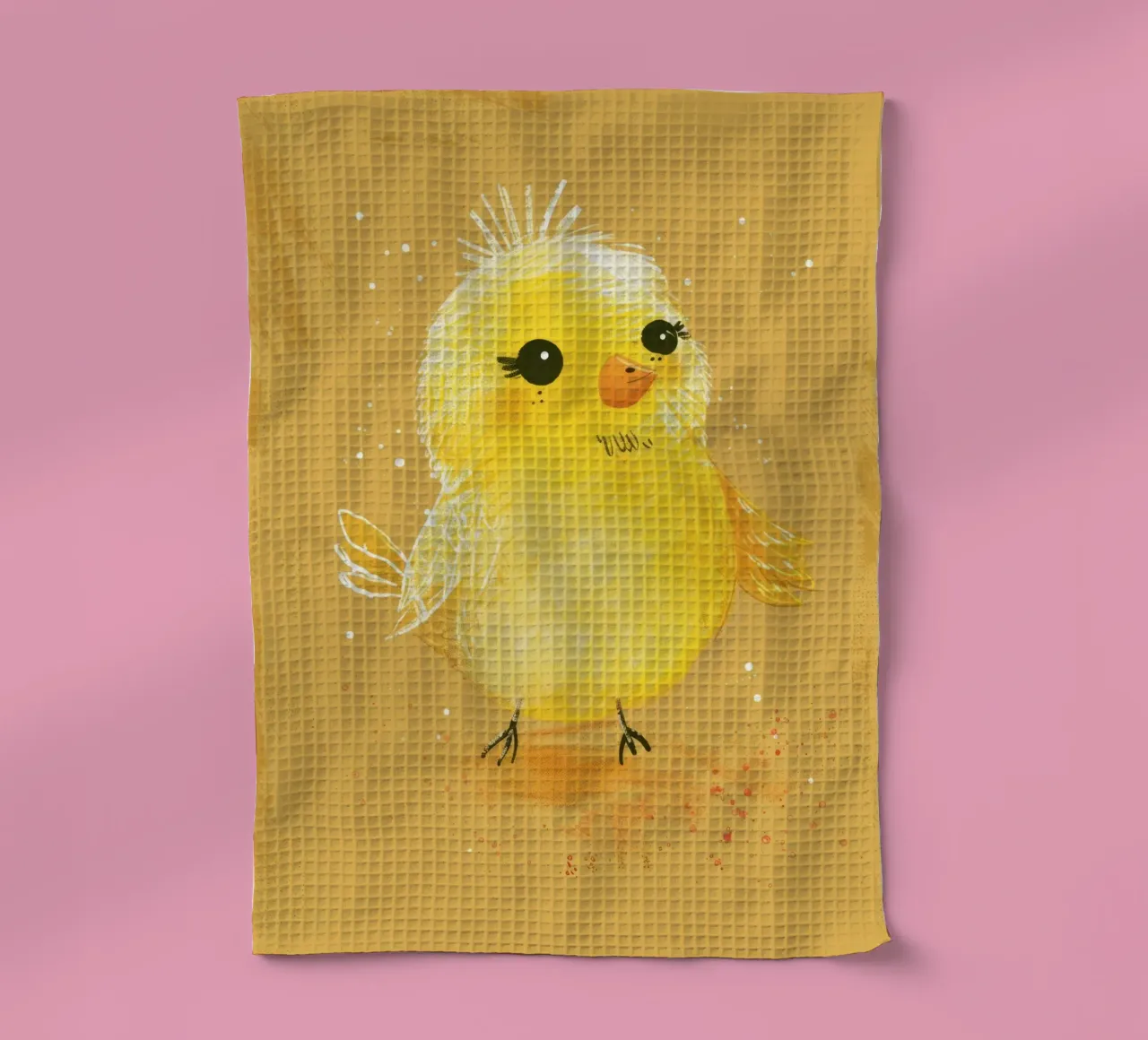 poussin jaune duveteux, debout sur un support d'art texturé marron clair. torchon de DesignDoodle