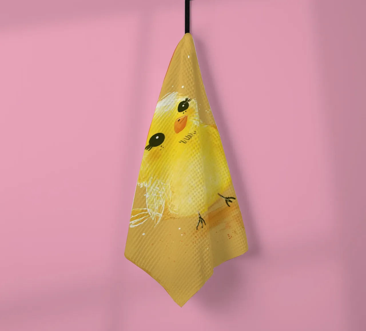 poussin jaune duveteux, debout sur un support d'art texturé marron clair. torchon de DesignDoodle