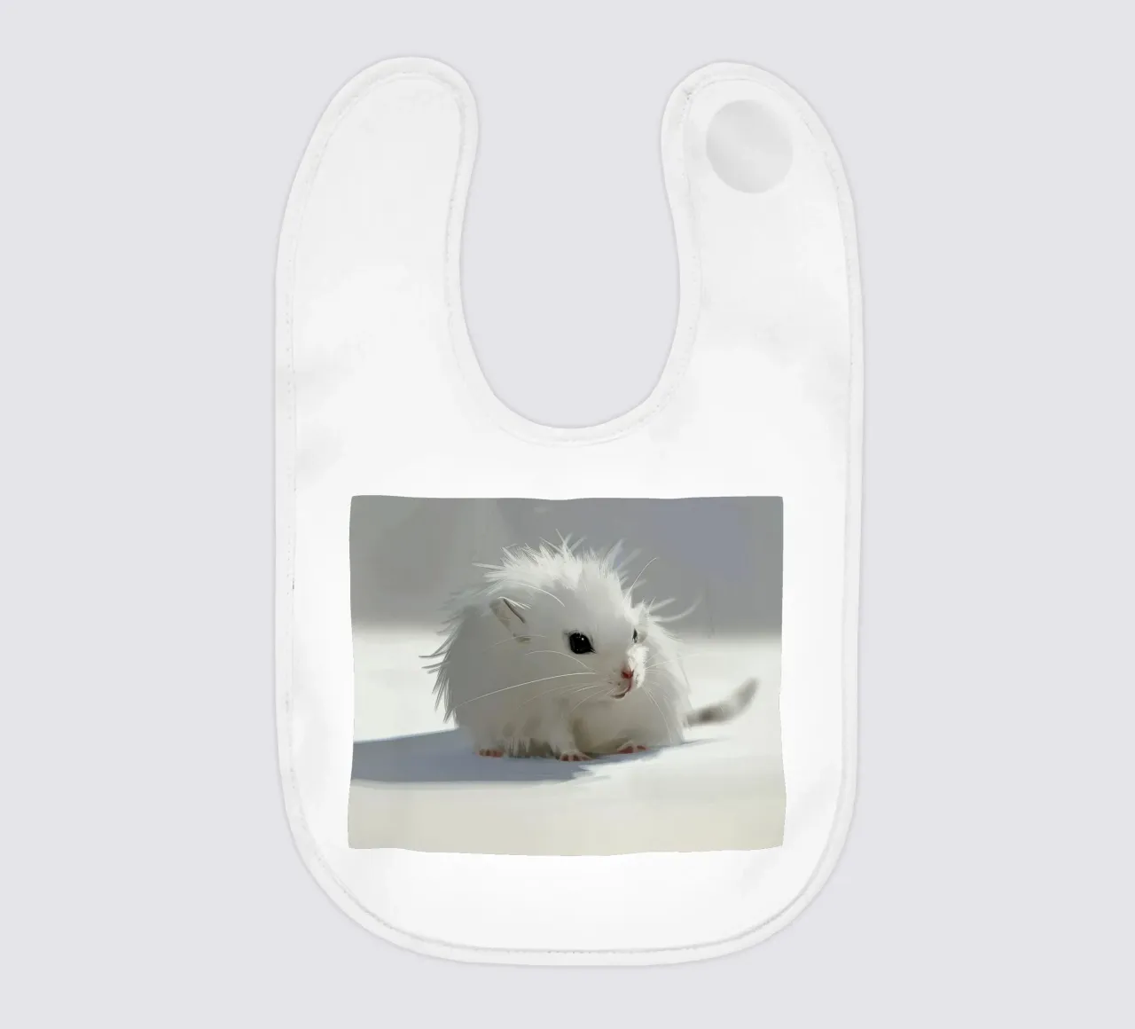 weißer Hamster mit flauschigem Fell, sitzt auf hellgrauem Untergrund Babylätzchen von DesignDoodle