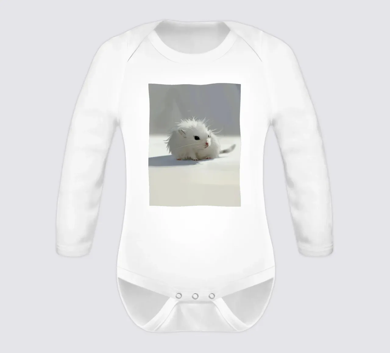 weißer Hamster mit flauschigem Fell, sitzt auf hellgrauem Untergrund Langarm Babybody von DesignDoodle