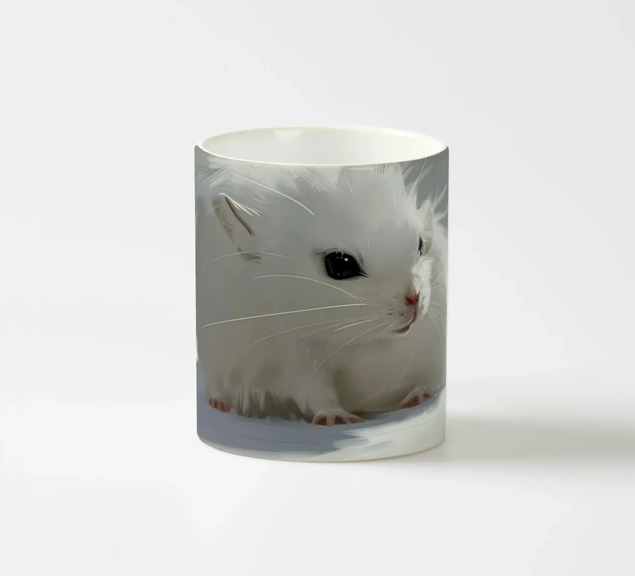 criceto bianco con pelo soffice, seduto su una superficie grigio chiaro tazza in ceramica da DesignDoodle