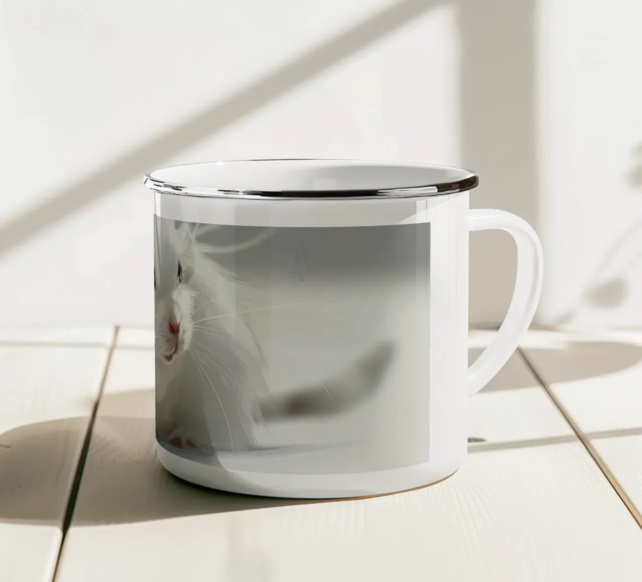 weißer Hamster mit flauschigem Fell, sitzt auf hellgrauem Untergrund Emaille Tasse von DesignDoodle