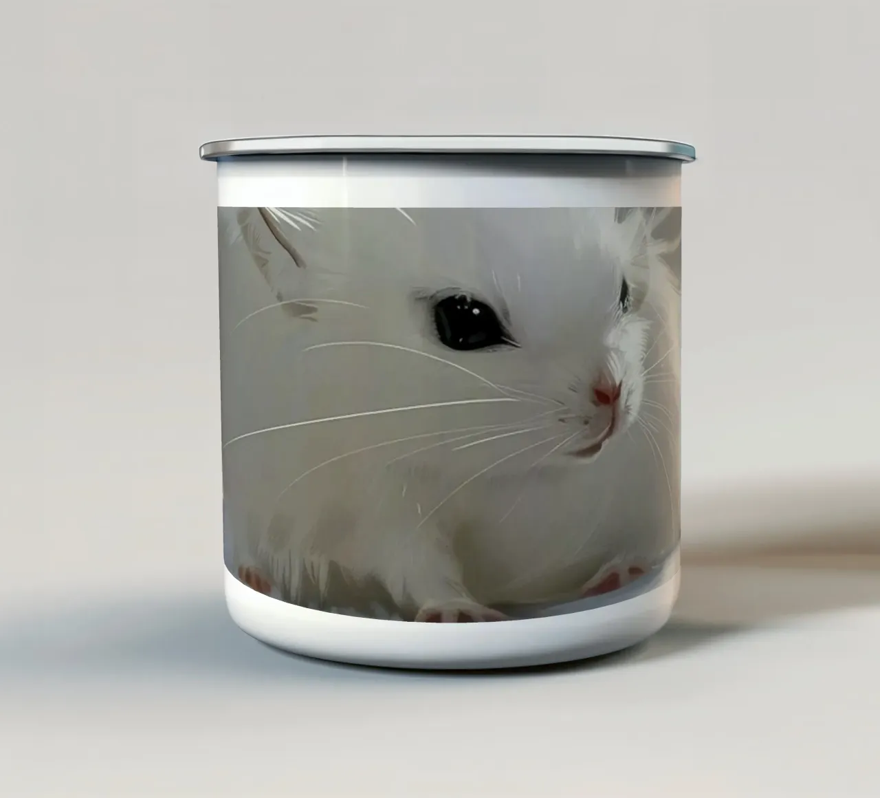 weißer Hamster mit flauschigem Fell, sitzt auf hellgrauem Untergrund Emaille Tasse von DesignDoodle