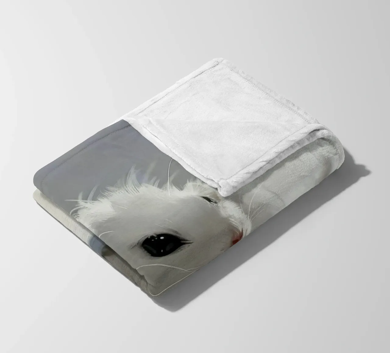 weißer Hamster mit flauschigem Fell, sitzt auf hellgrauem Untergrund Fleecedecke von DesignDoodle