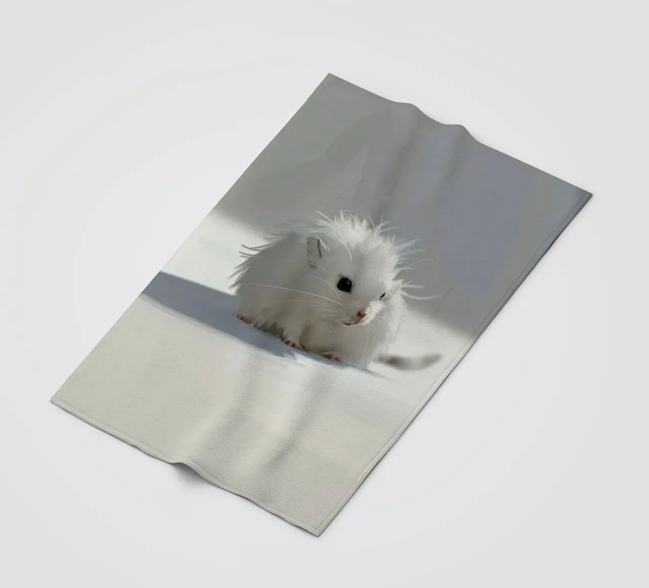 weißer Hamster mit flauschigem Fell, sitzt auf hellgrauem Untergrund Fleecedecke von DesignDoodle