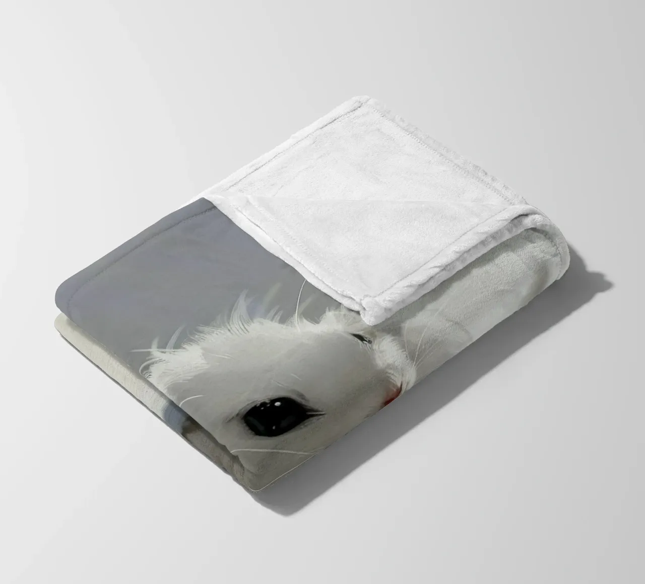weißer Hamster mit flauschigem Fell, sitzt auf hellgrauem Untergrund Fleecedecke von DesignDoodle
