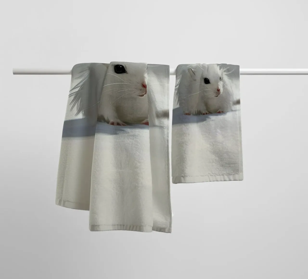 weißer Hamster mit flauschigem Fell, sitzt auf hellgrauem Untergrund Handtuch von DesignDoodle