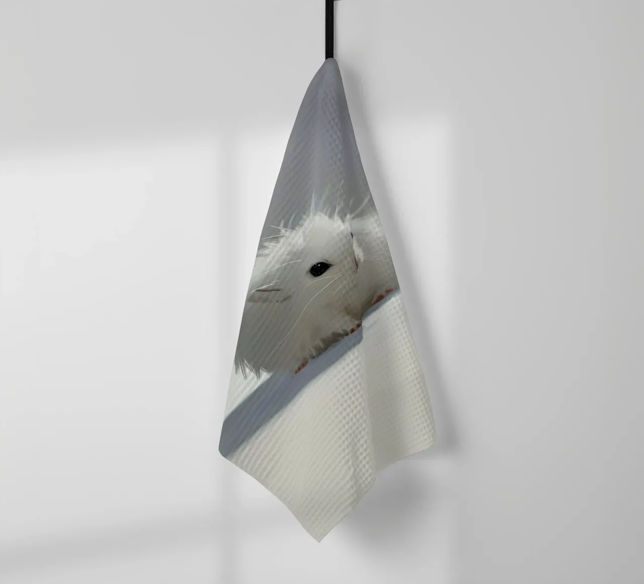 weißer Hamster mit flauschigem Fell, sitzt auf hellgrauem Untergrund Geschirrtuch von DesignDoodle