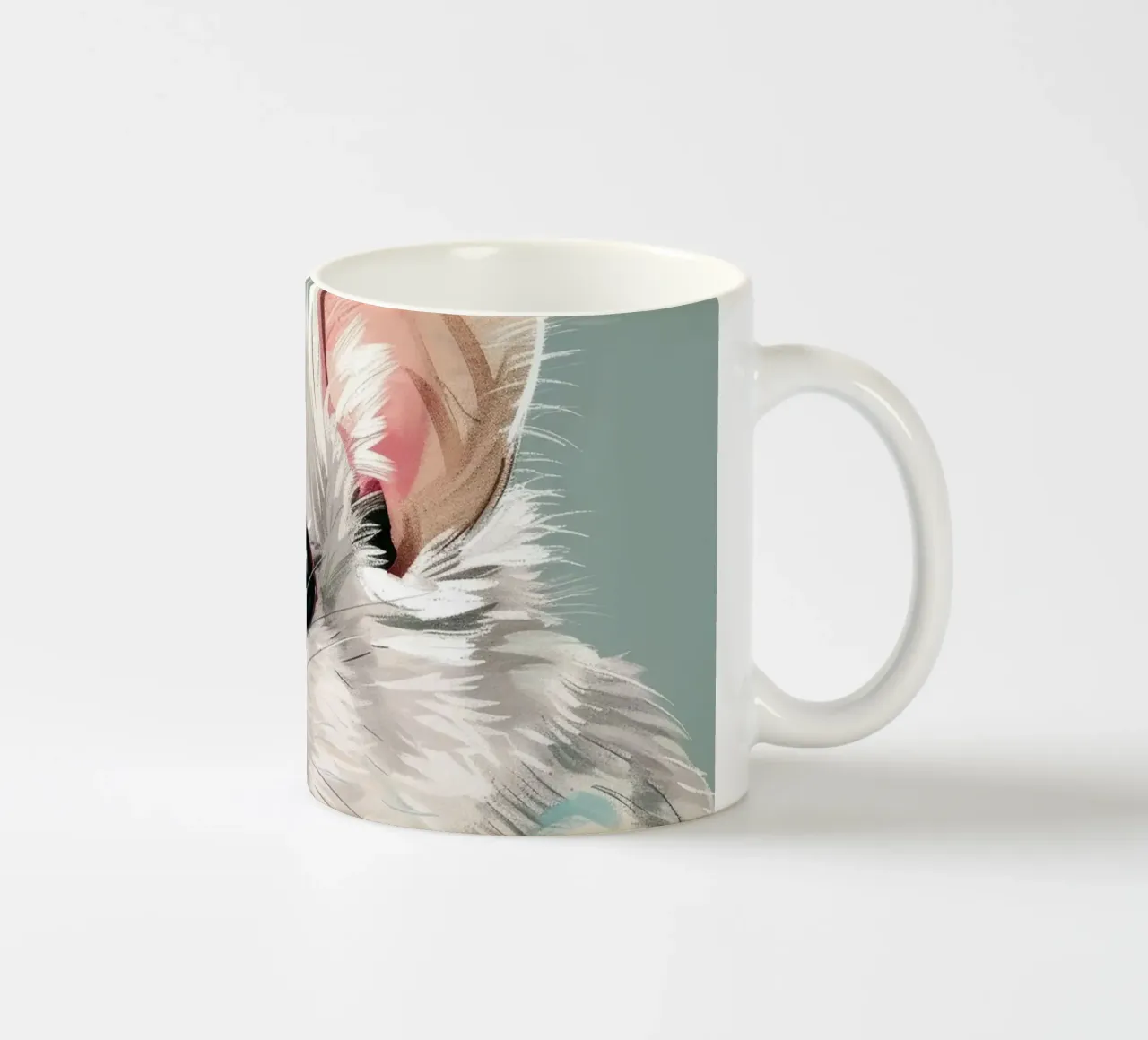 souris blanche, vue de côté, sur un fond vert mat. mug en céramique de DesignDoodle