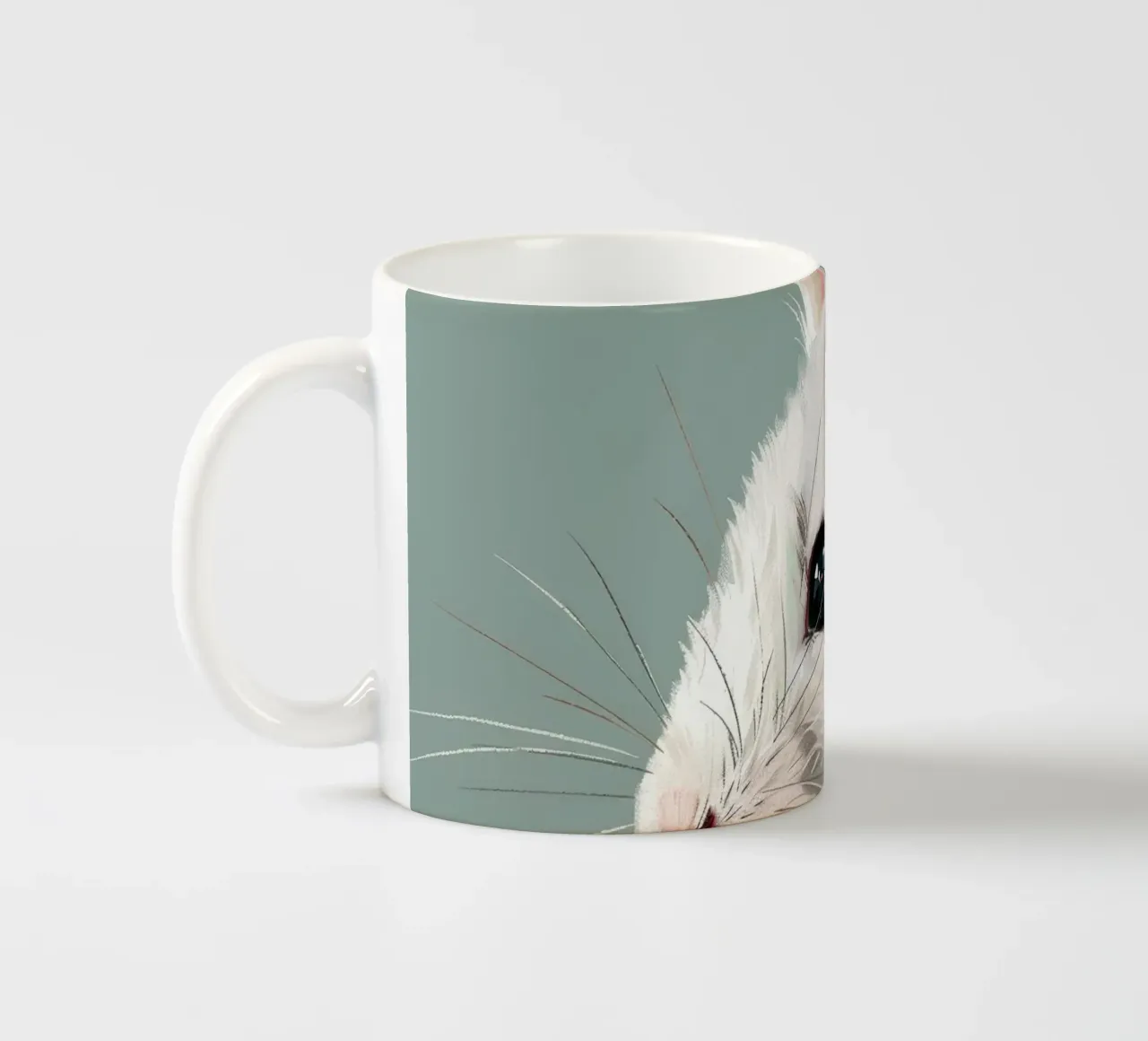 souris blanche, vue de côté, sur un fond vert mat. mug en céramique de DesignDoodle