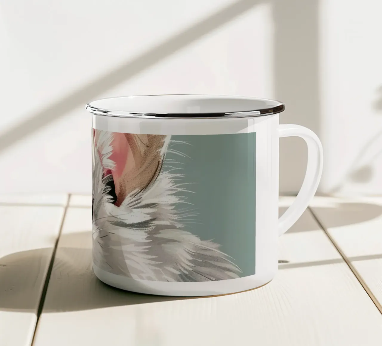 souris blanche, vue de côté, sur un fond vert mat. mug en émail de DesignDoodle