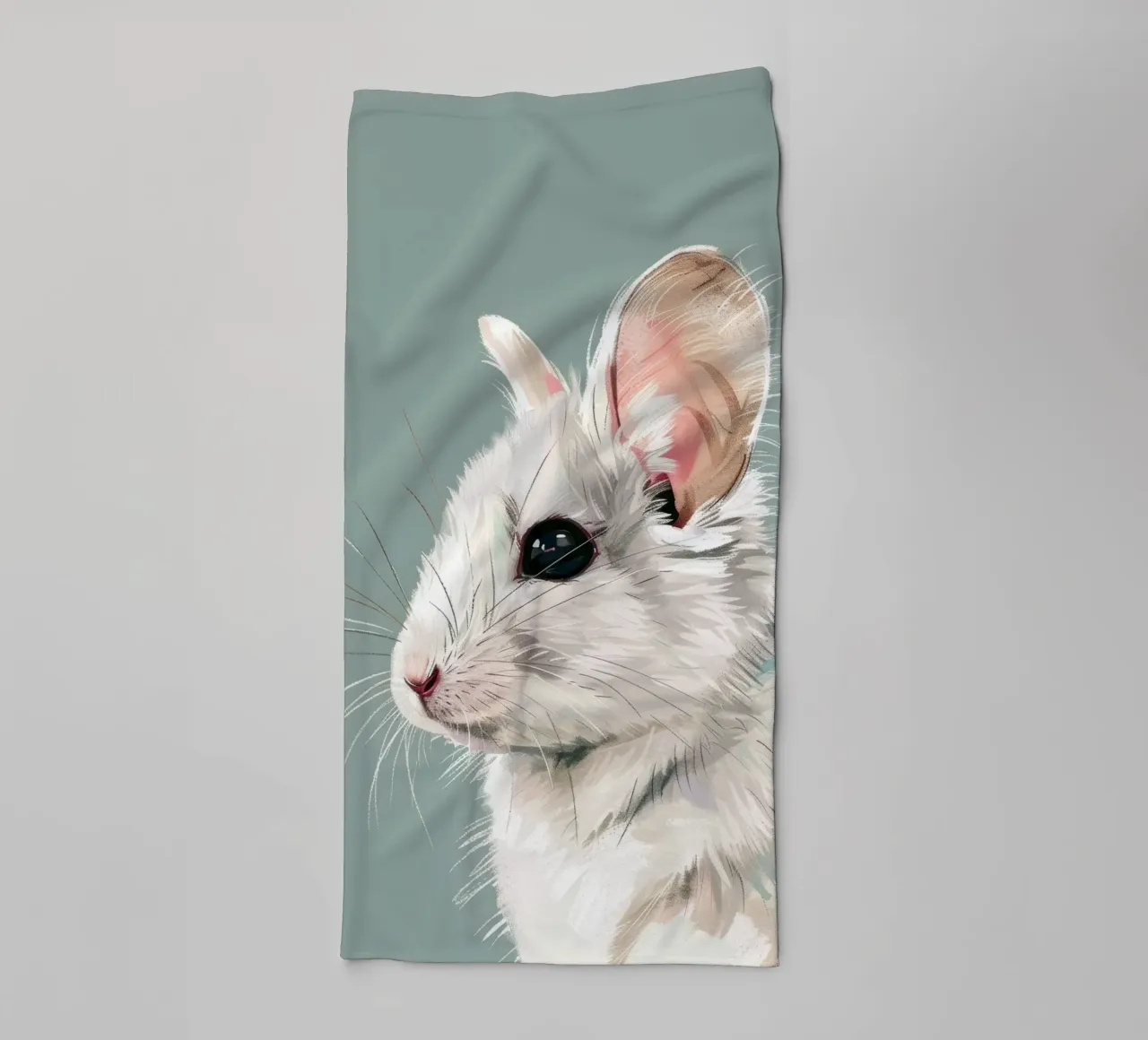 souris blanche, vue de côté, sur un fond vert mat. serviette de bain de DesignDoodle