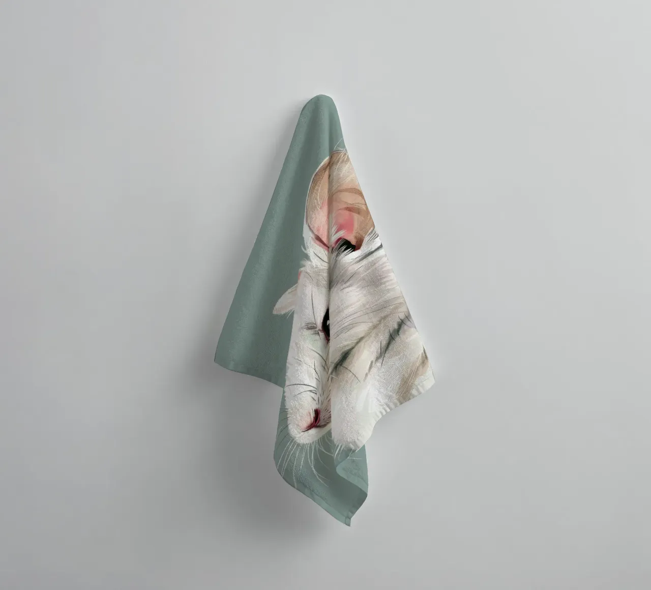 souris blanche, vue de côté, sur un fond vert mat. serviette de bain de DesignDoodle