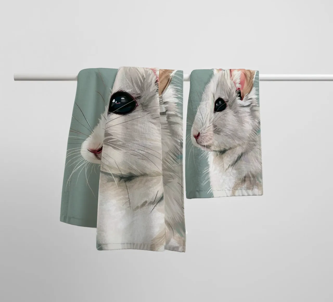 souris blanche, vue de côté, sur un fond vert mat. serviette de bain de DesignDoodle