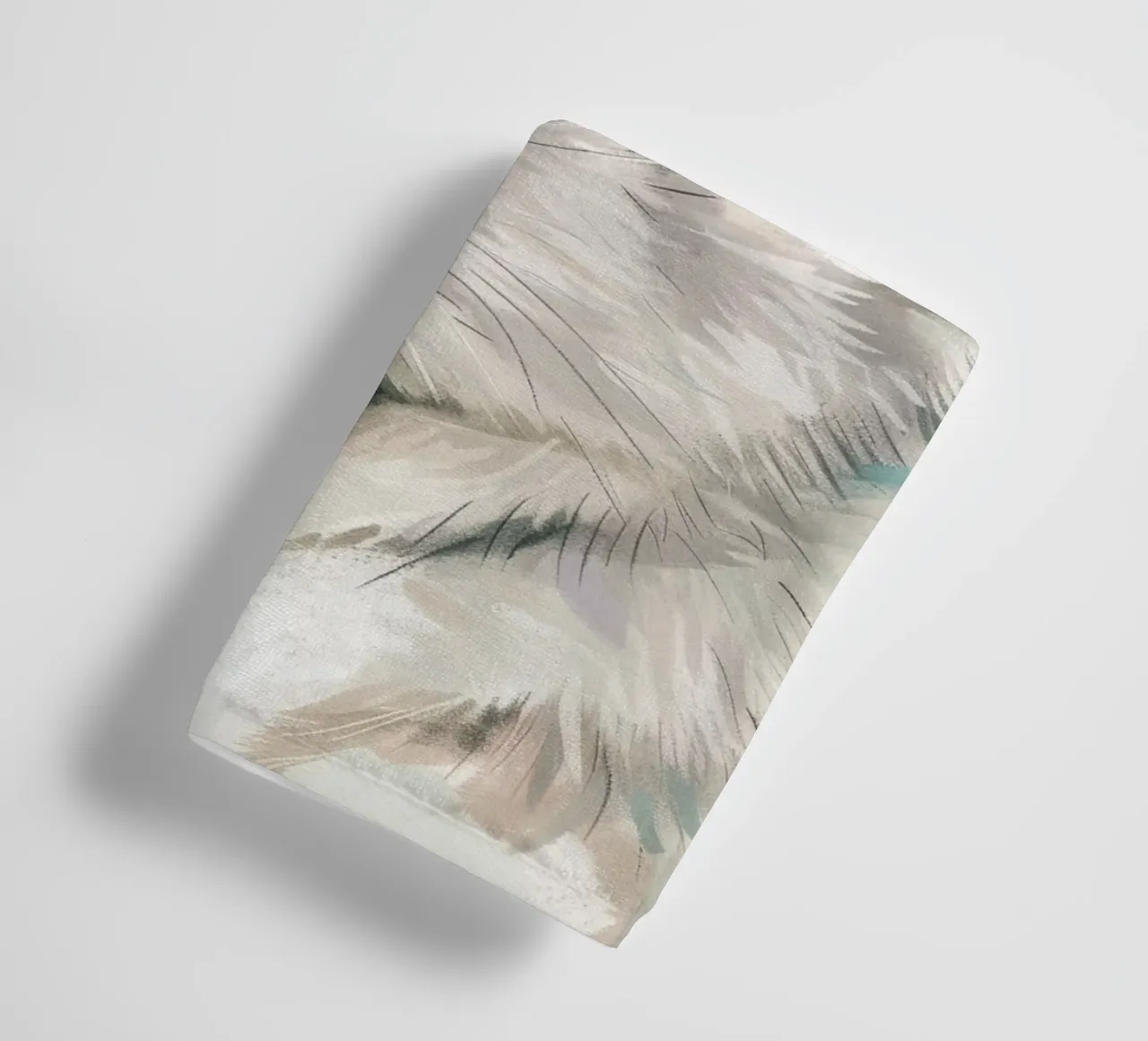 souris blanche, vue de côté, sur un fond vert mat. serviette de bain de DesignDoodle