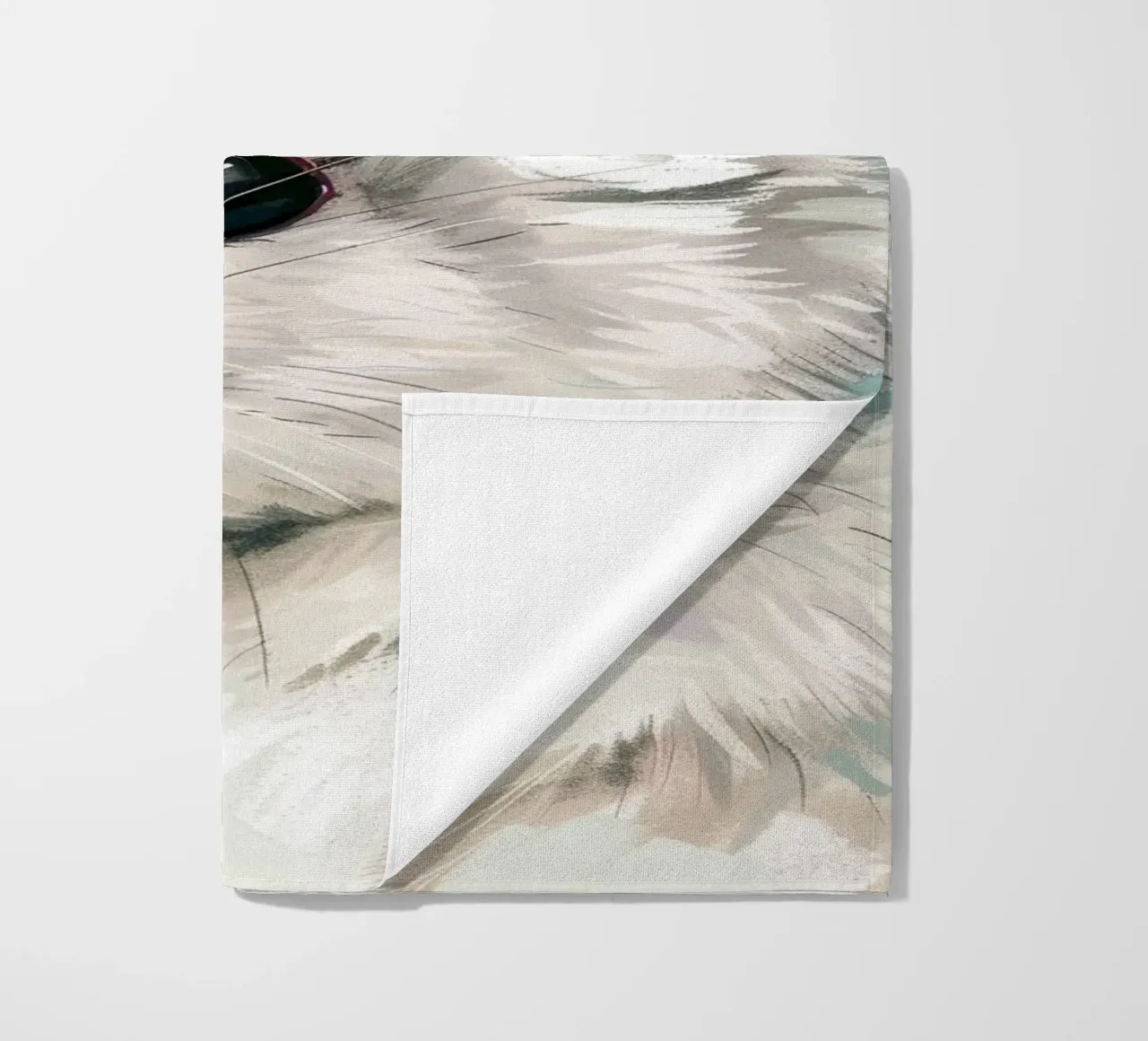 souris blanche, vue de côté, sur un fond vert mat. serviette de plage de DesignDoodle
