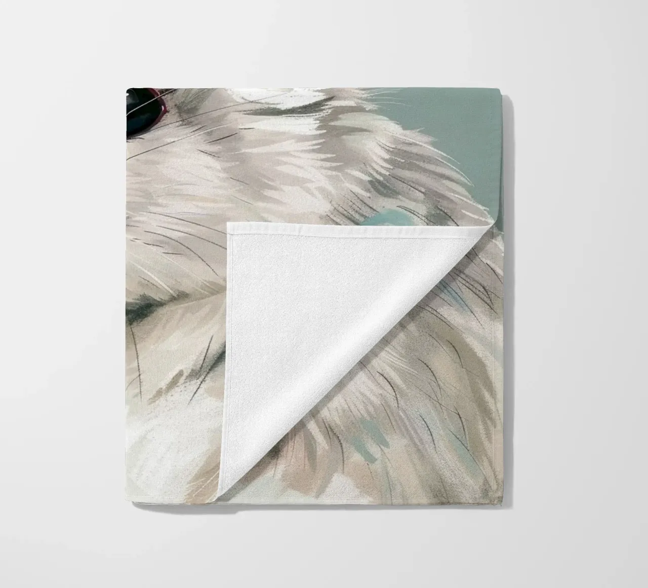 souris blanche, vue de côté, sur un fond vert mat. serviette de plage de DesignDoodle