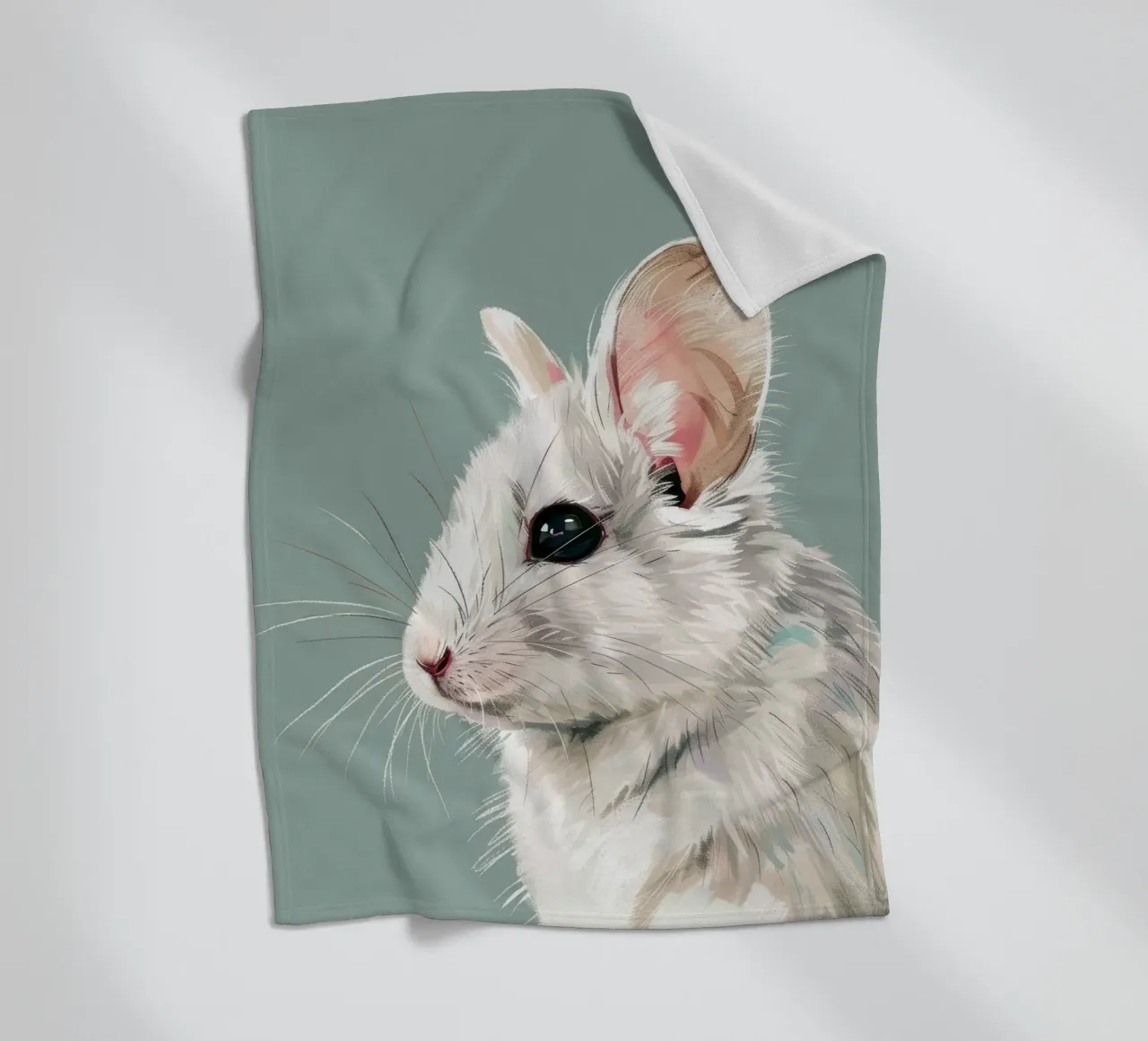 souris blanche, vue de côté, sur un fond vert mat. plaid polaire de DesignDoodle