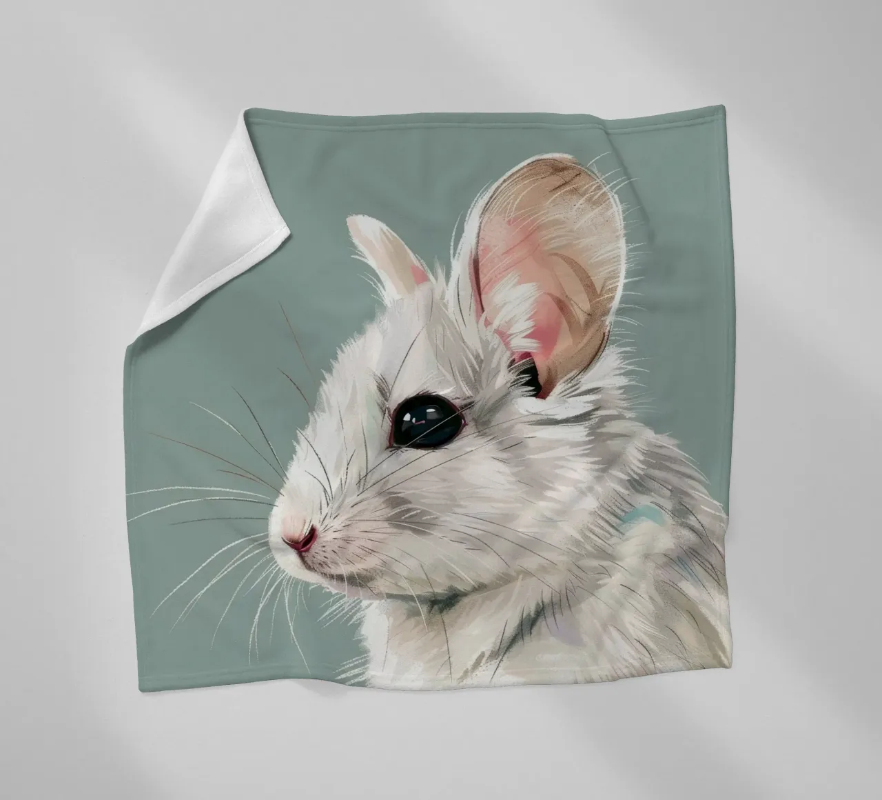 souris blanche, vue de côté, sur un fond vert mat. plaid polaire de DesignDoodle