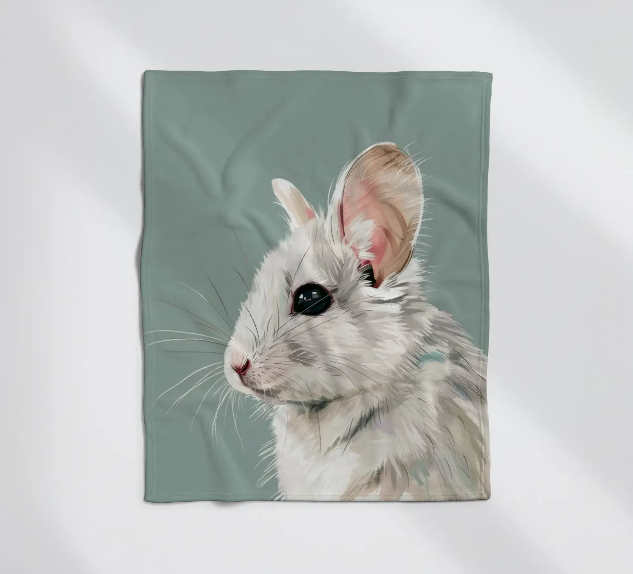 souris blanche, vue de côté, sur un fond vert mat. plaid polaire de DesignDoodle