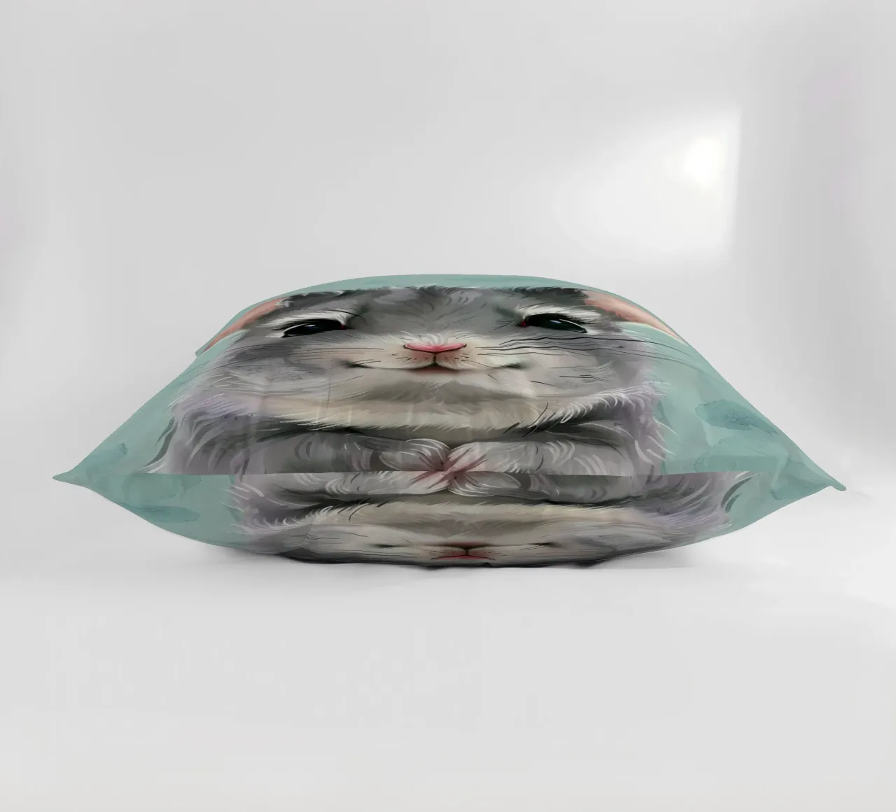 criceto grigio con orecchie rosa, seduto con le zampe unite cuscino da DesignDoodle