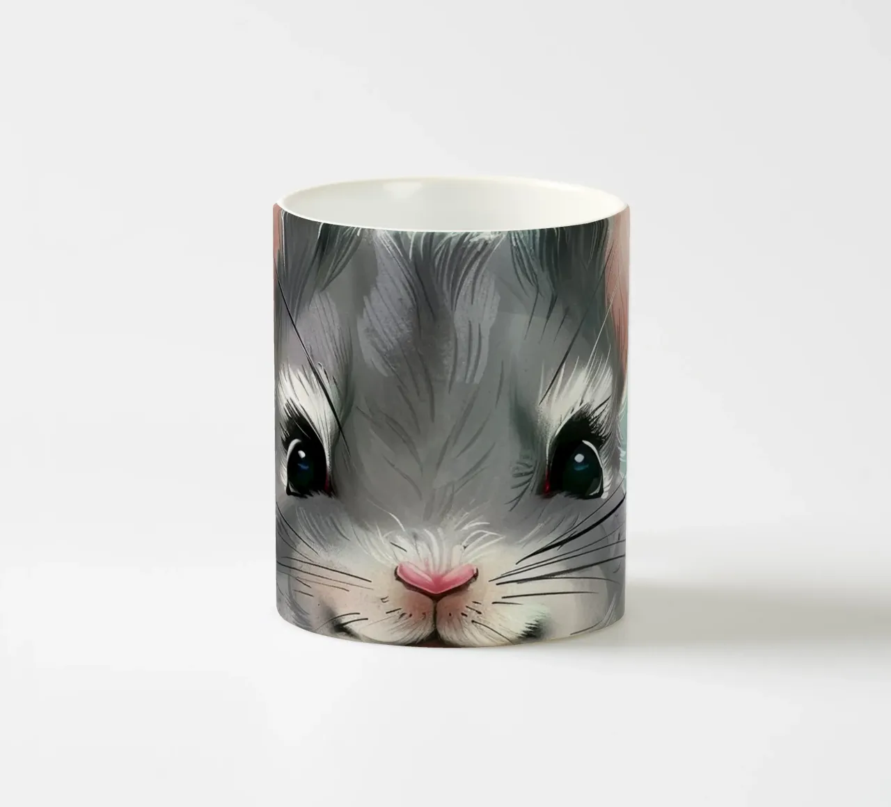 criceto grigio con orecchie rosa, seduto con le zampe unite tazza in ceramica da DesignDoodle