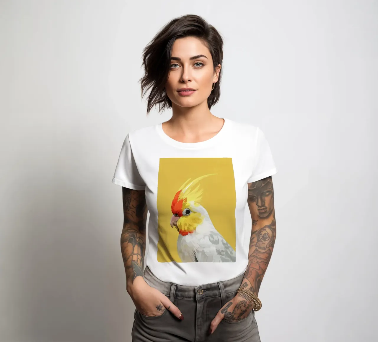 Lutino-Sittich vor einem einfarbig gelben Hintergrund Frauen T-Shirt von DesignDoodle