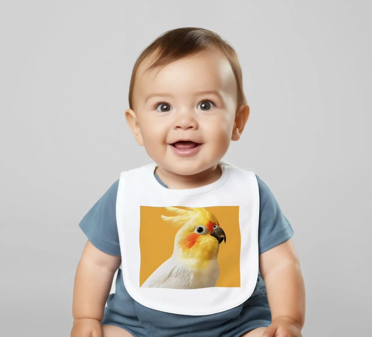 Profilo del pappagallo cacatua dal piumaggio giallo e bianco bavaglino da DesignDoodle