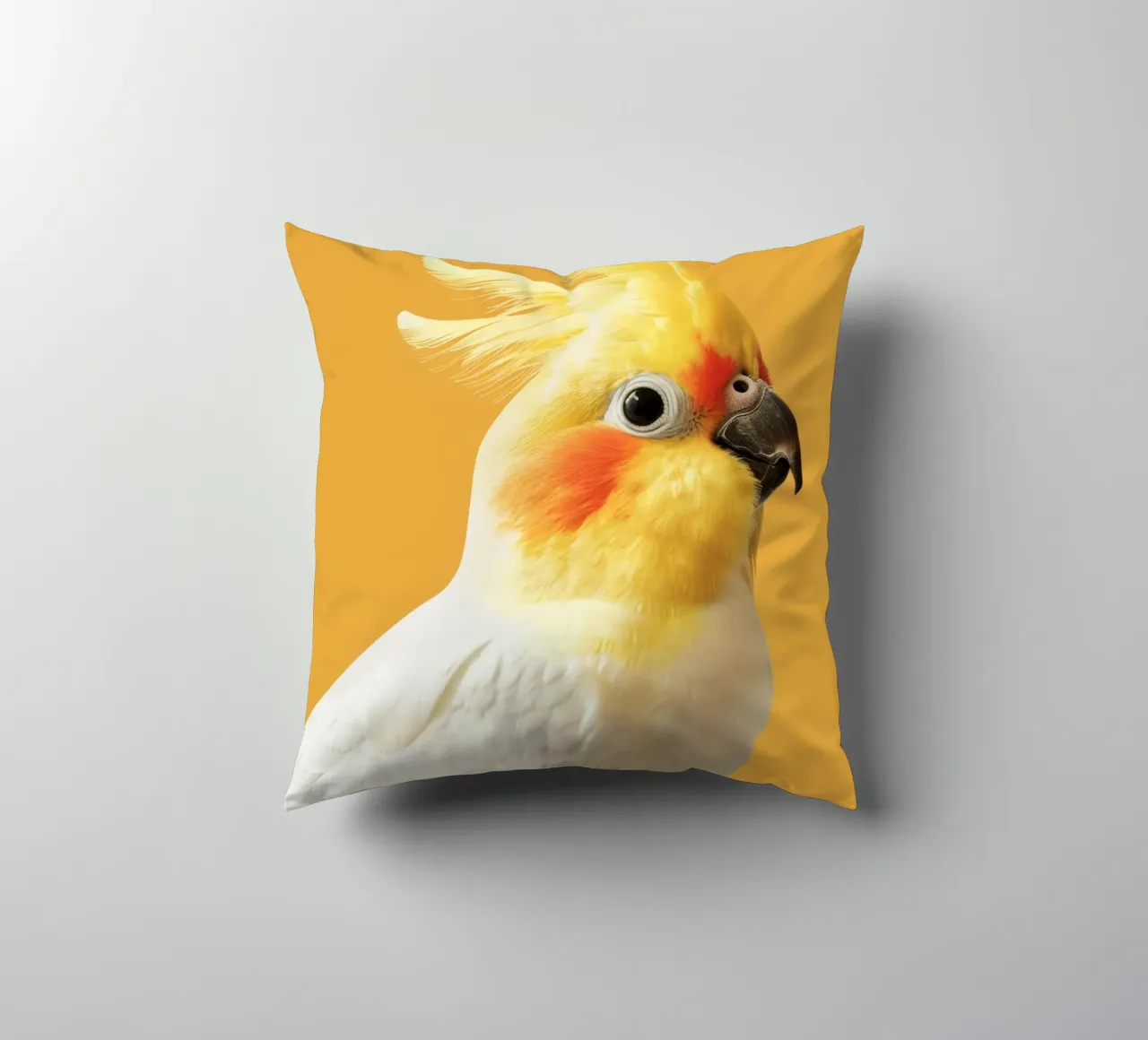 Profilo del pappagallo cacatua dal piumaggio giallo e bianco cuscino da DesignDoodle