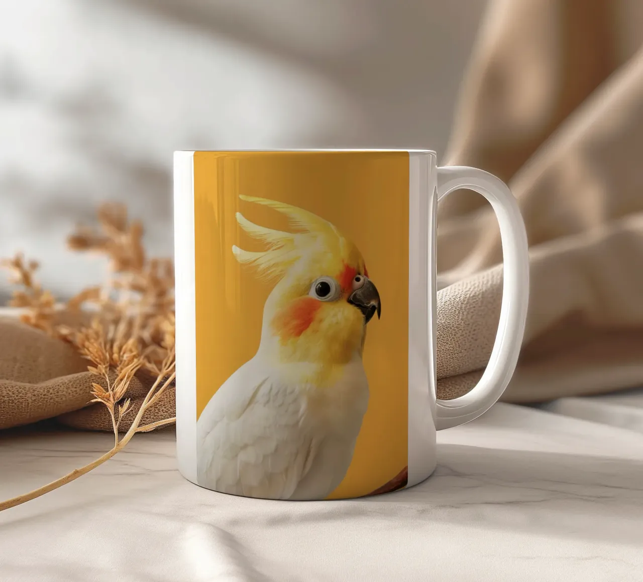 Profilo del pappagallo cacatua dal piumaggio giallo e bianco tazza in ceramica da DesignDoodle