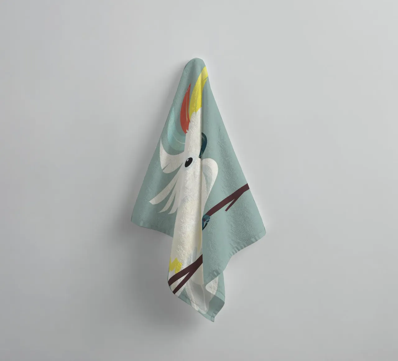 cacatua bianco appollaiato su un ramo marrone scuro asciugamano da bagno da DesignDoodle