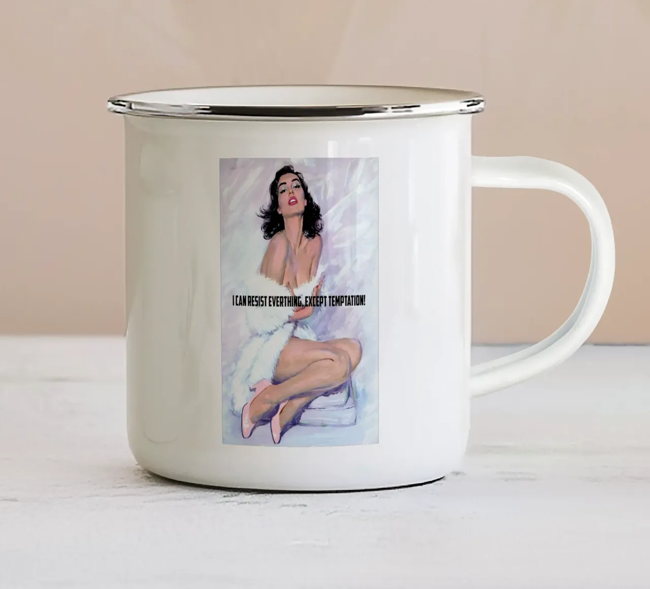 I Can Resist Everything tazza in smalto da Gallery Print and Art Limited