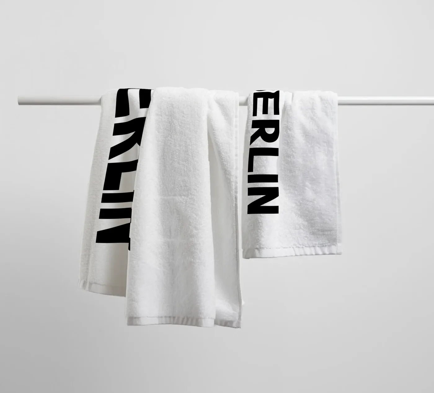 Berlijn badhanddoek van YV TYPOGRAPHY