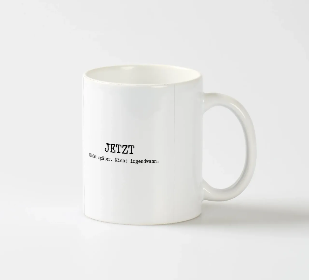 JETZT. Nicht später. Nicht irgendwann. tazza in ceramica da DigiWunderwerk