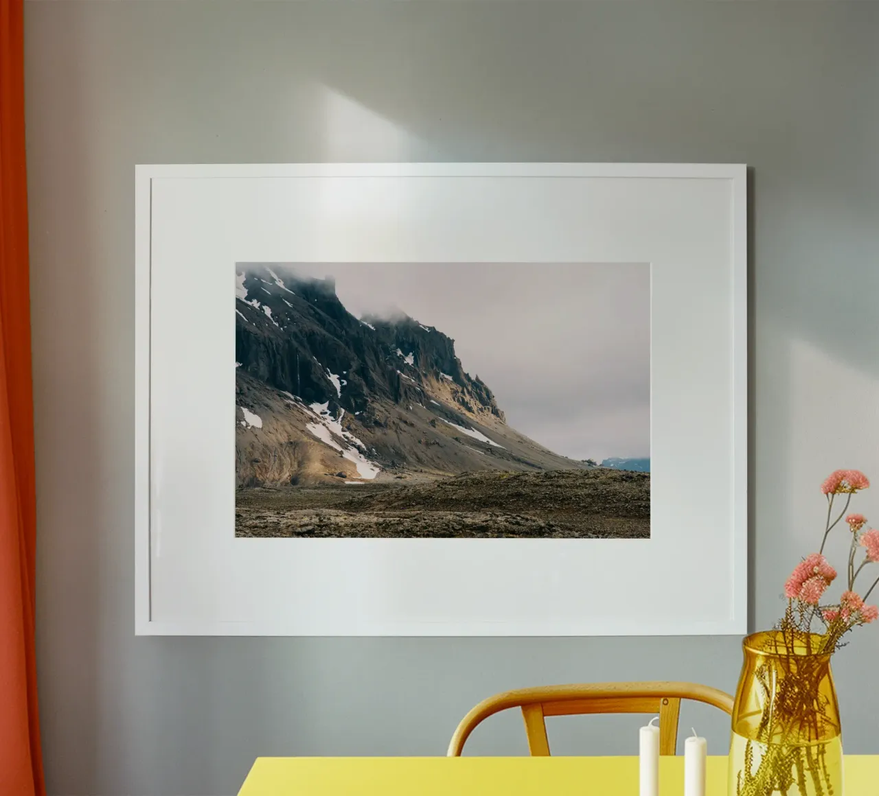 Whispering Peaks, Islanda poster con telaio in plastica da PhotoVibe Decor