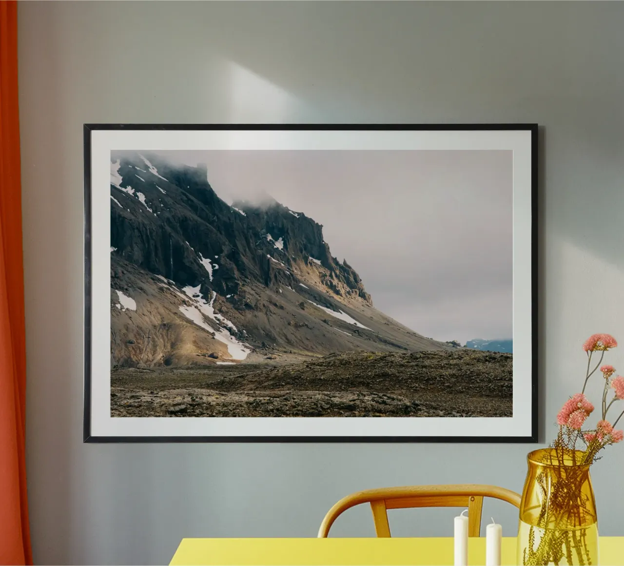 Whispering Peaks, Islanda poster con telaio in plastica da PhotoVibe Decor