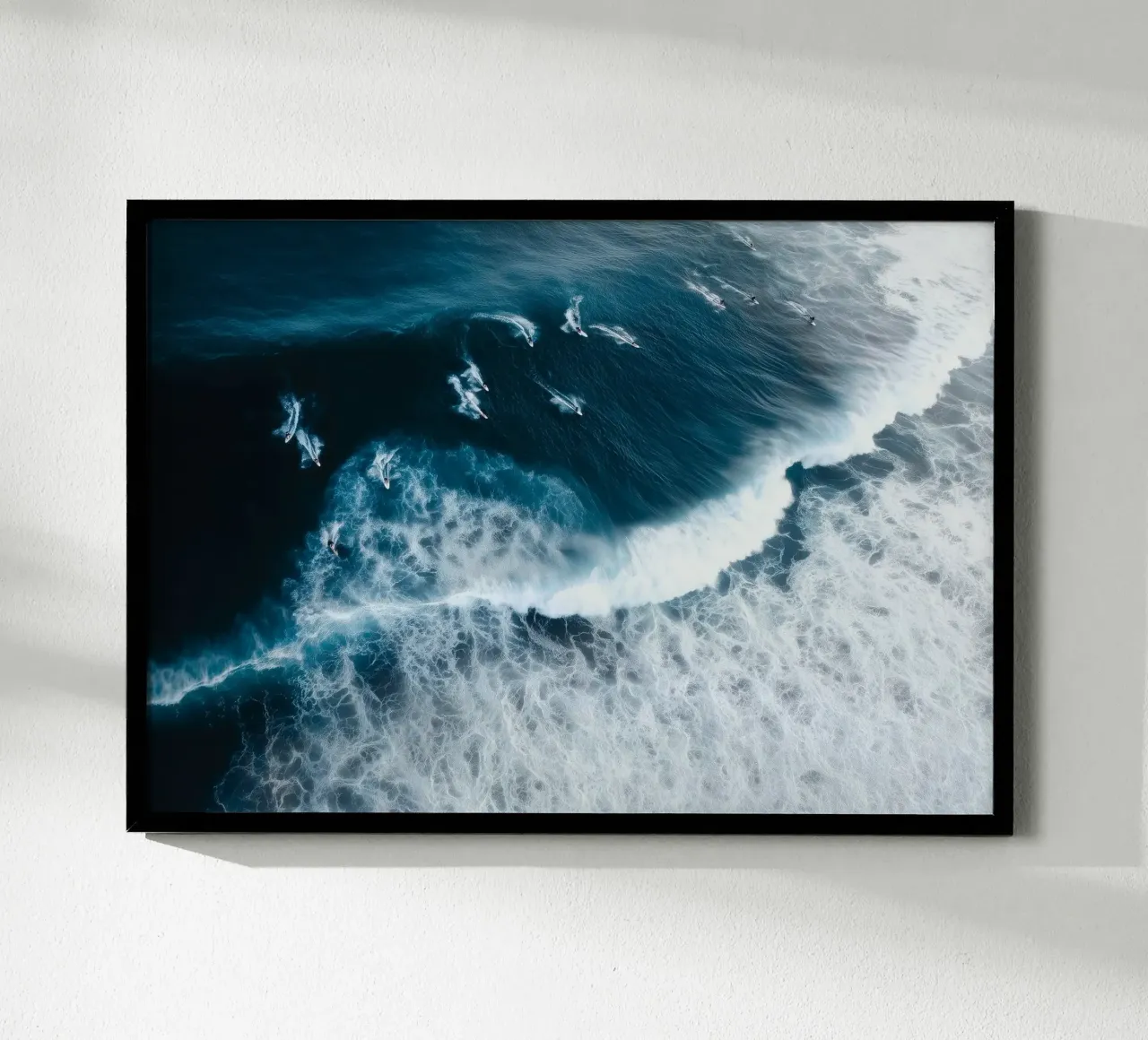 Aerial Surf Print - Surfers Riding Big Ocean Waves poster con telaio in plastica da Nadjaa