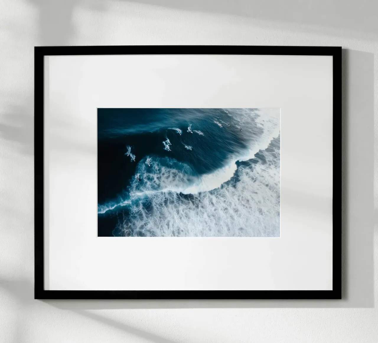 Aerial Surf Print - Surfers Riding Big Ocean Waves poster con telaio in plastica da Nadjaa